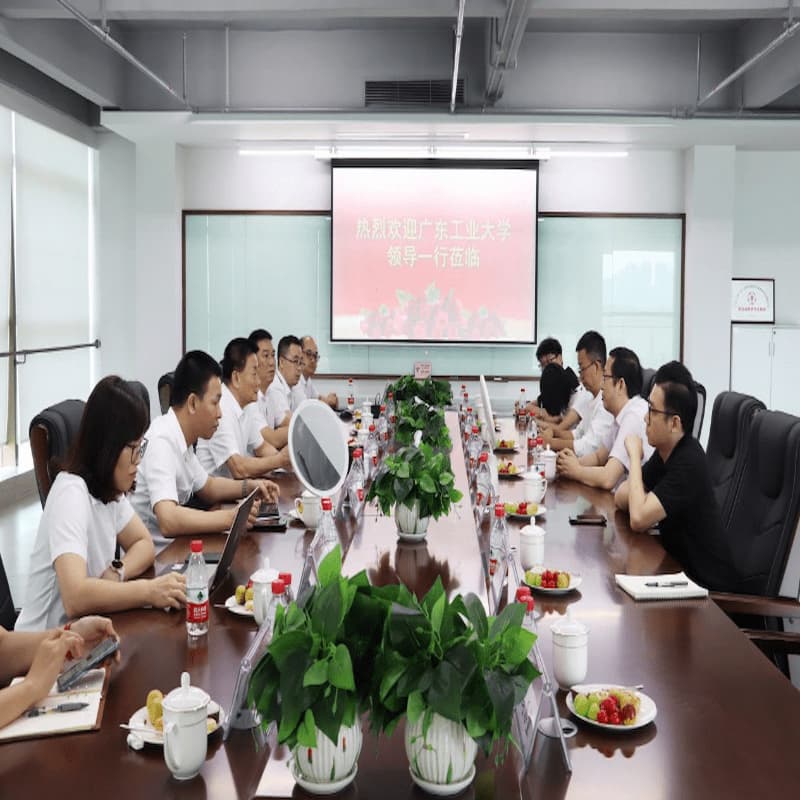 광둥이공대학교와 건원달기술그룹 사이에 대학원 훈련 기지가 설립되었습니다.